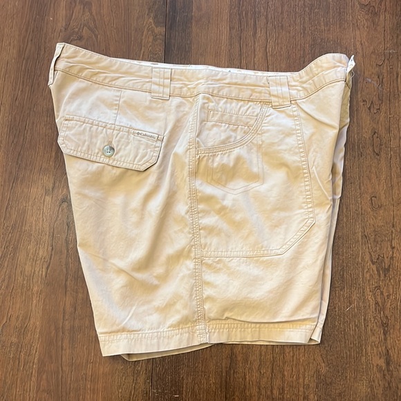 Columbia 5-Pocket 6” Inseam Shorts - Picture 4 of 4